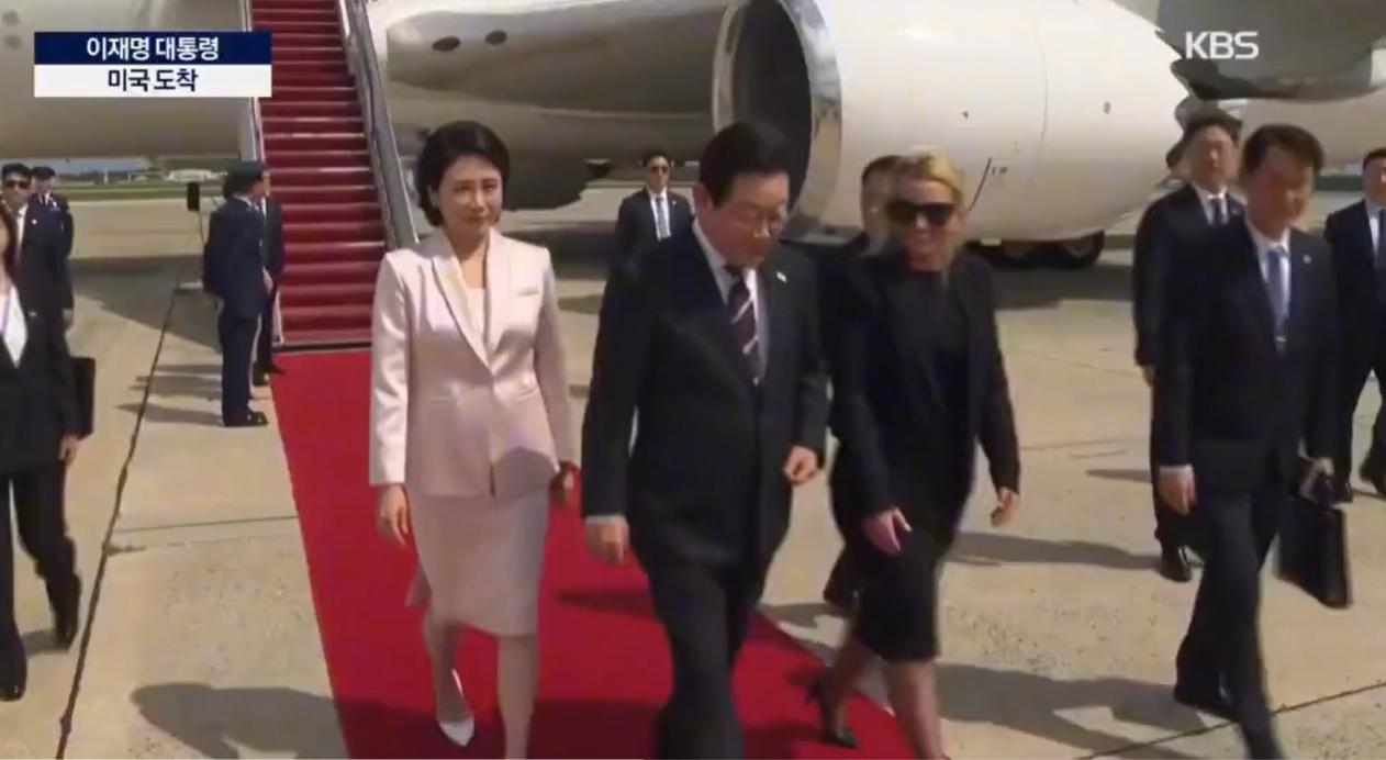 韩国的李在明抵达机场时，迎接他的仅有两人，这一接待规格相较于通常的国家元首而言要