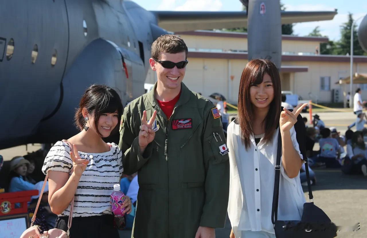 据新加坡《联合早报》5月24日报道称，日本一名女生独自在冲绳郊外游玩时，偶遇驻扎