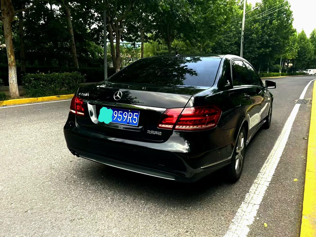 这代奔驰e class成为了奔驰e级的设计绝唱。因为接替这一代奔驰e class