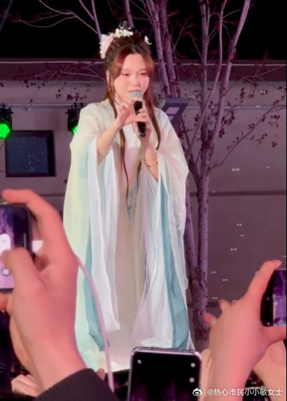 42岁金莎古装状态 以前就喜欢金莎，今天线下见她穿古装，气质绝了。42岁还有这样