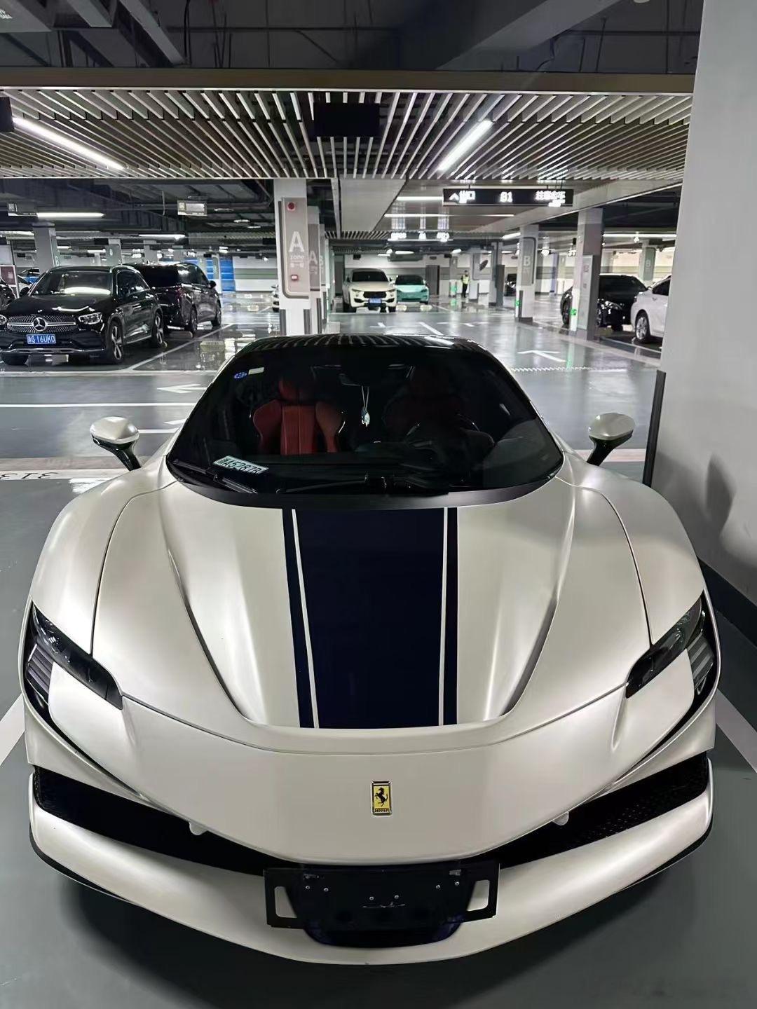 法拉利SF90  Spider，带赛道座椅 ​​​
