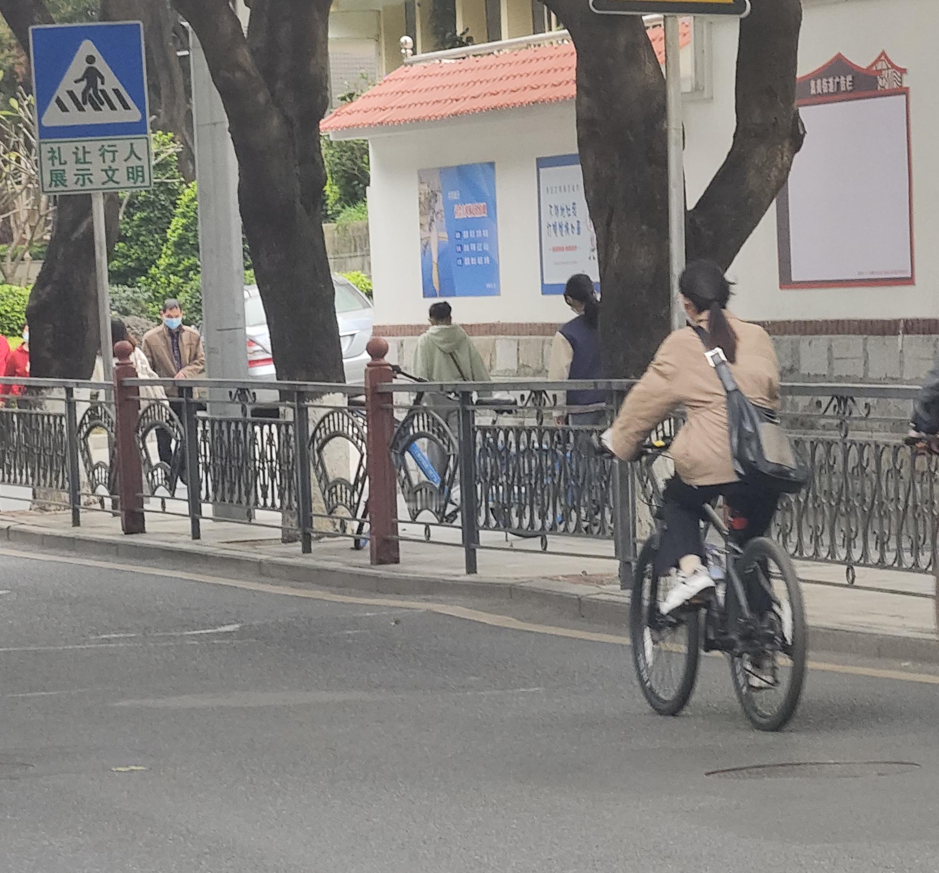 今天周五是个啥情况啊，感觉所有人都很上头。。。。刚刚我去吃个饭，正常停车在商城停