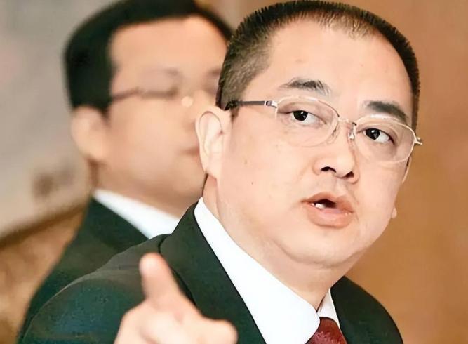 逃往美国的恒大“二把手”，邻居竟是另一名潜逃富豪，两人生活奢靡
 

美国加州橙