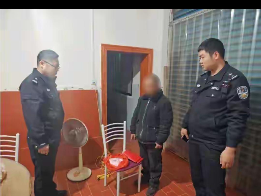 60岁独居大爷取8万给网恋女友被拦 民警一查：“女友”还有十几个“亲爱的”。
