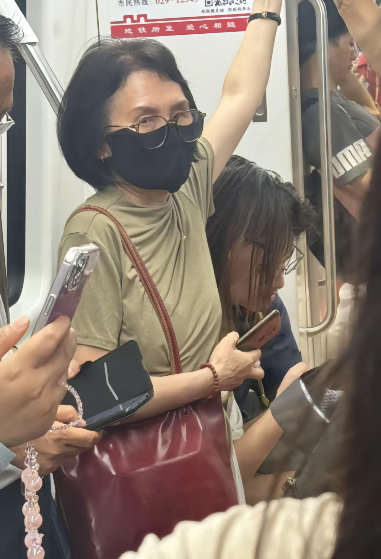 网友西安地铁🚇偶遇完颜慧德老师🫰 ​​​