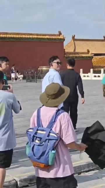 网友在故宫偶遇了陈奕迅 16日，网友偶遇故宫游玩，他身穿休闲装束，状态自然松弛，