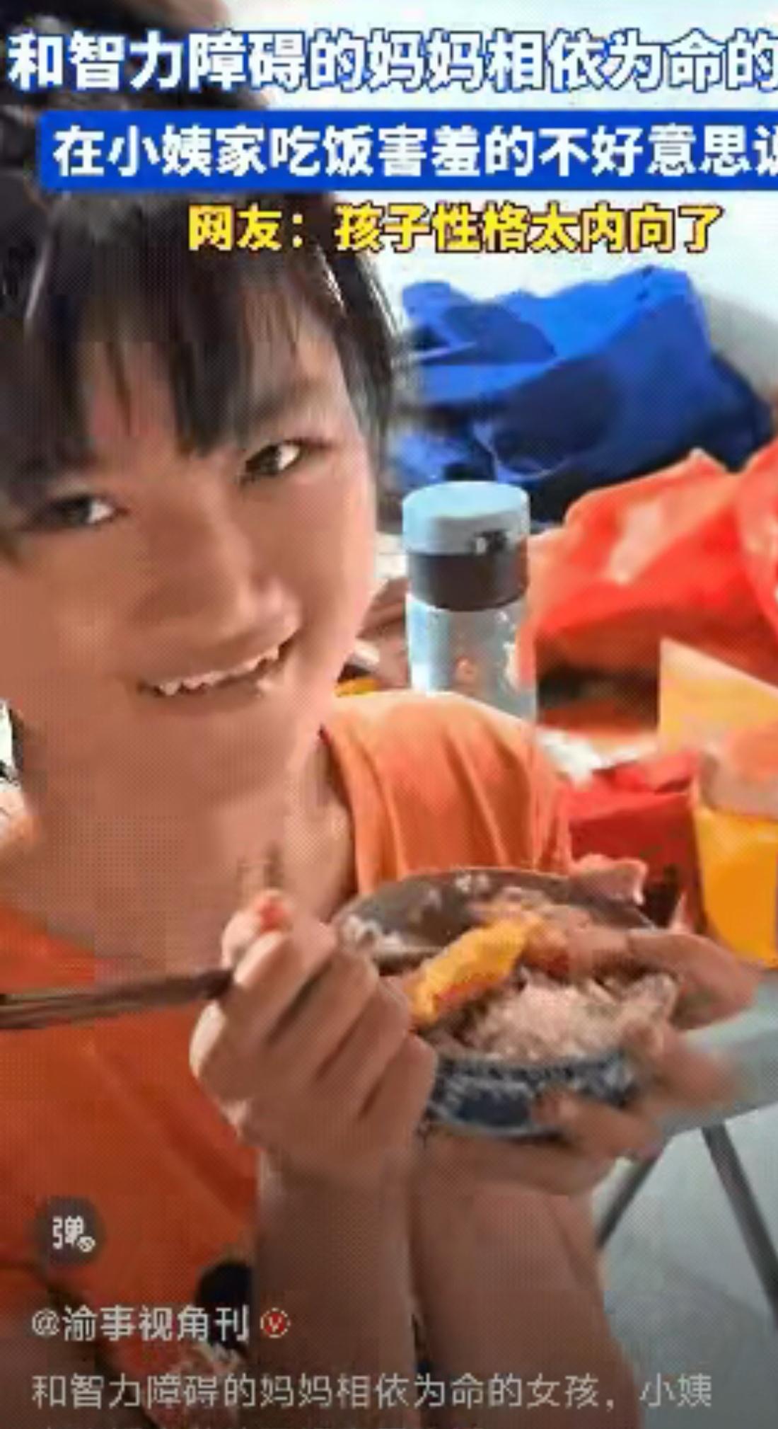 这画面，真是让人心疼到骨子里！一个小女孩，端着碗，低着头，静静地坐在餐桌旁。她的