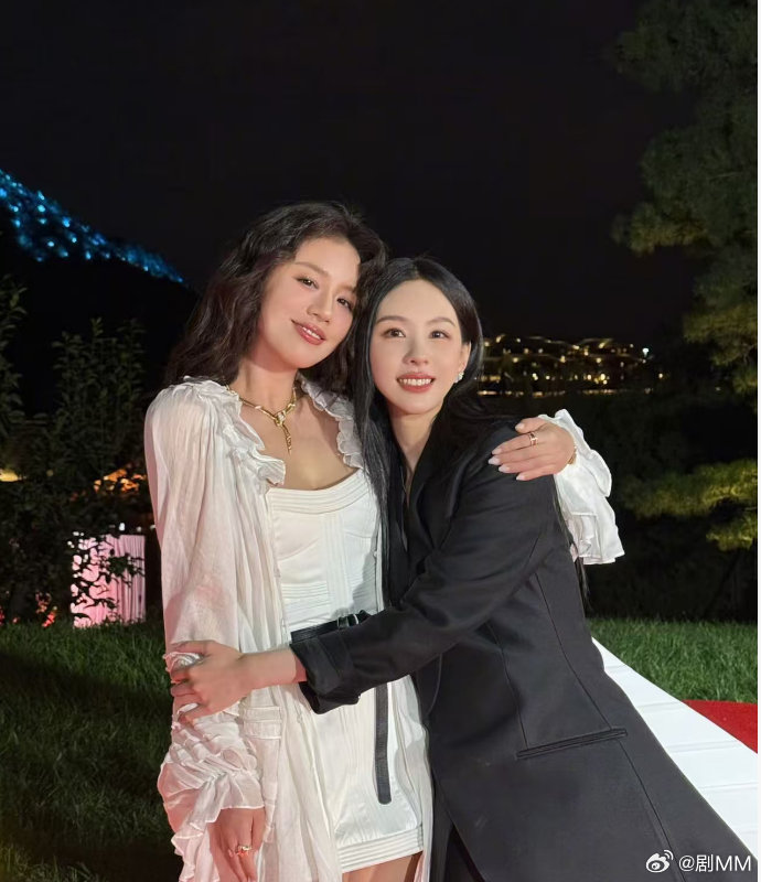 马思纯晒与陈都灵十年重聚合照马思纯晒与陈都灵十年重聚合照，10年了女孩们你们一直
