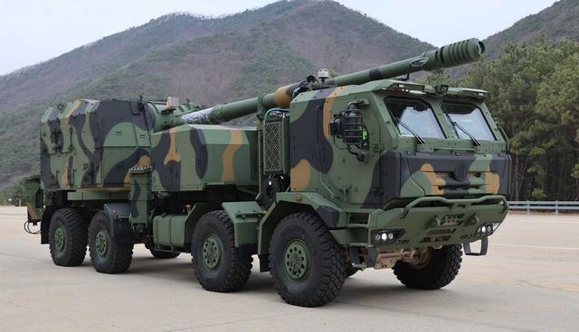 韩国轮式K9亮相，是否能持续履带式火炮的热销？
 
把畅销K9直接搬上8×8轮式