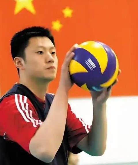 与女排名将李娟分手，他转身娶魏秋月，如今是国家队教练儿女双全，他就是袁灵犀。
 