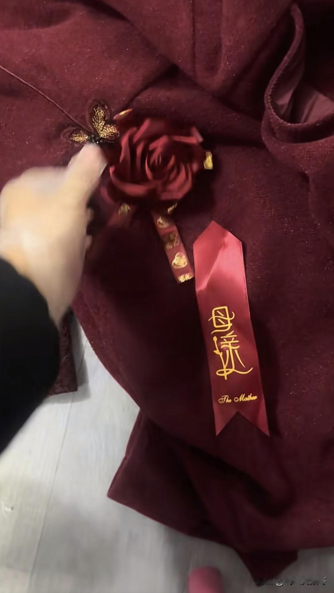 近日一网店老板发视频吐槽，山东德州的一顾客网购婚庆裙子，签收二十多天后以质量问题