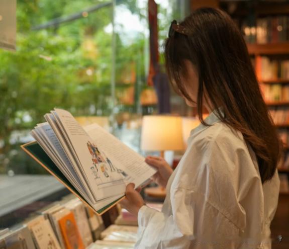 不与世人论高低，只与自己争朝夕。
世间纷扰多比较，心若无争自安逸。
晨有清光醒心