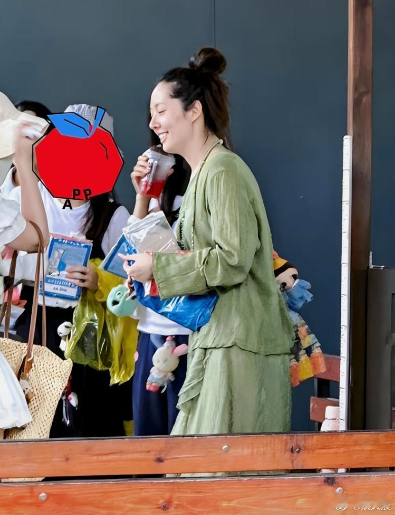网友在西双版纳偶遇44岁郭碧婷携家人出游，一身绿裙搭配丸子头，穿搭随性朴素，褪去