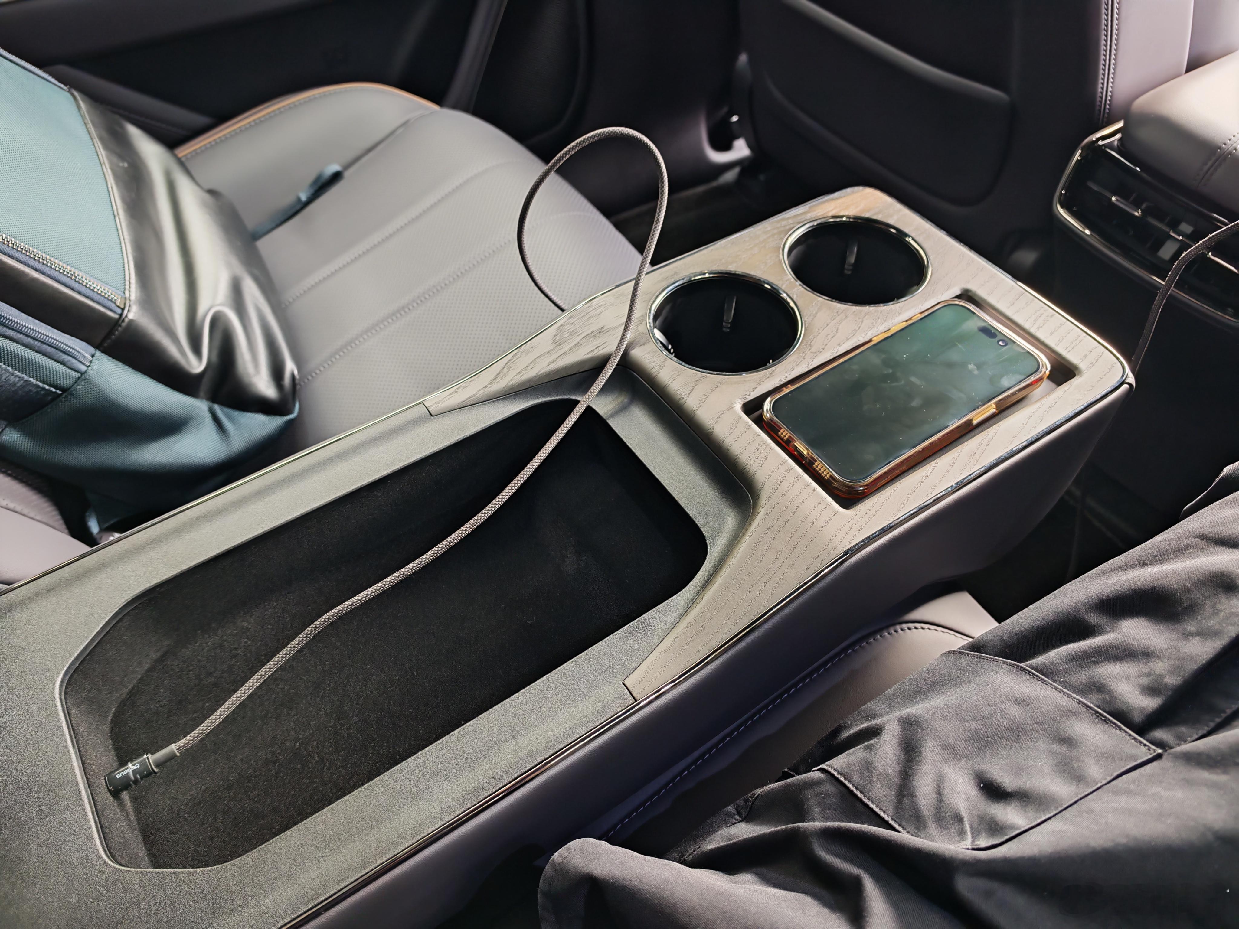 小桌板真是牛马的好帮手，在等待拍摄的一小时空隙里，我可以躲在车上，吹着空调安安静