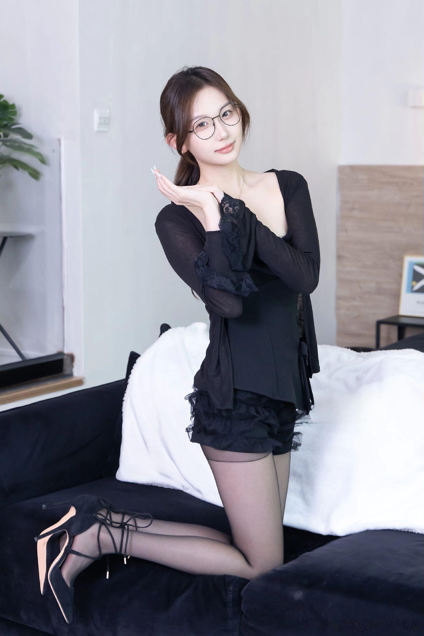戴上眼镜果然很知性！ 