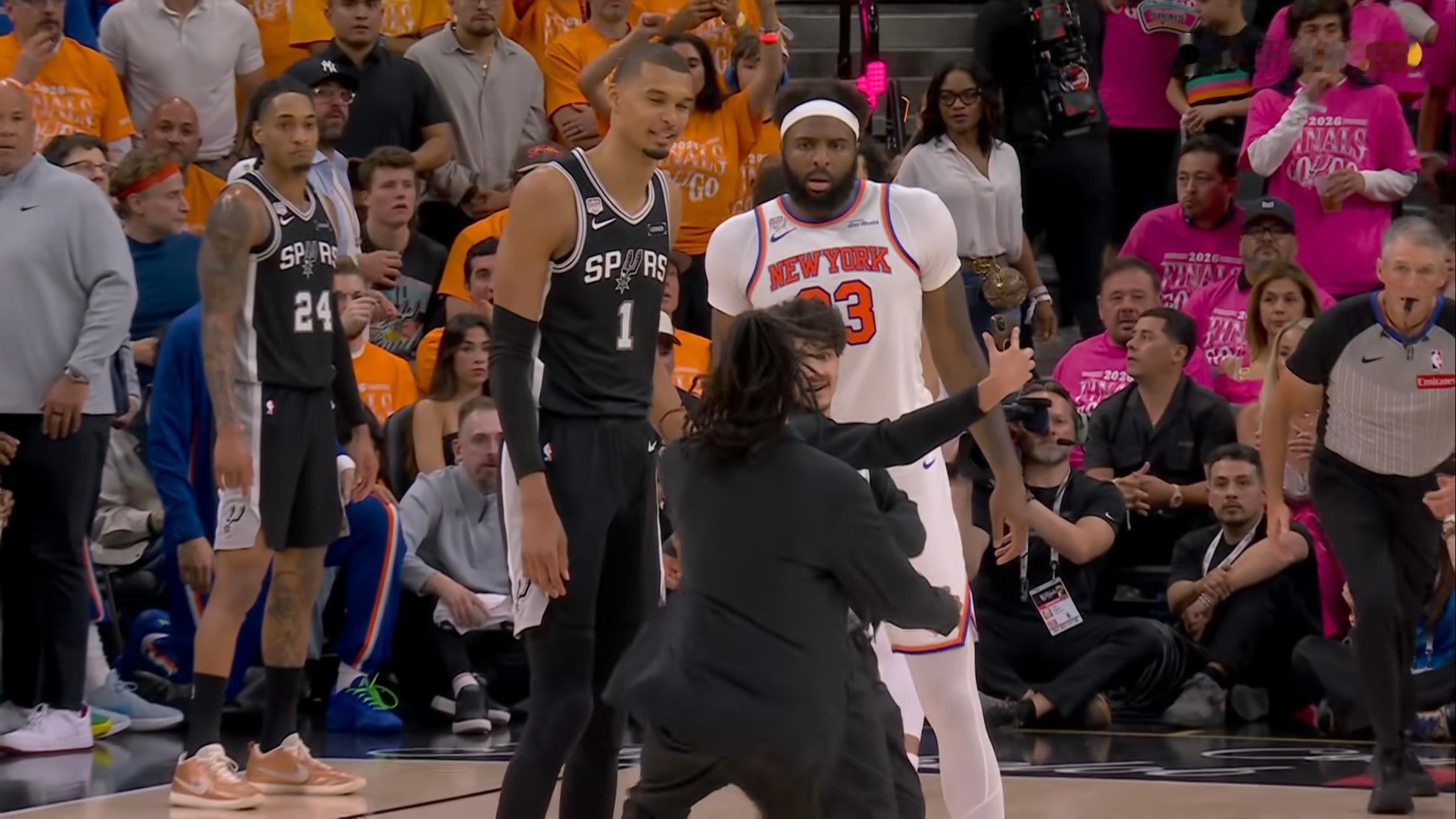 哥们儿冲进场跟文班自拍合影有点东西nba总决赛尼克斯vs马刺