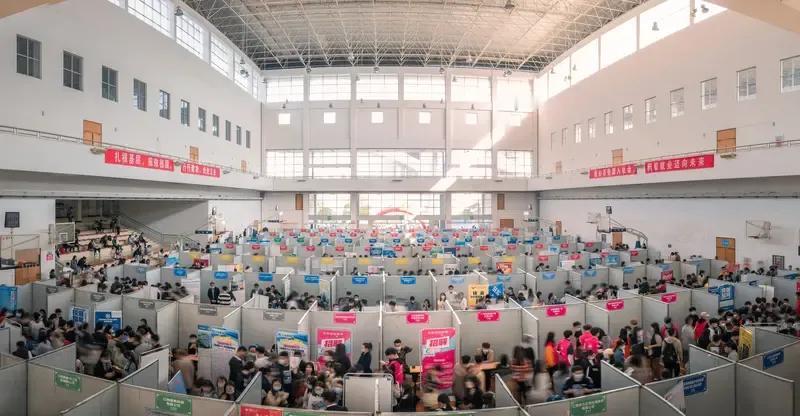 不是一般的难，而是极其困难。今年竟出现2400多人争抢一个岗位的情况，报考者大多