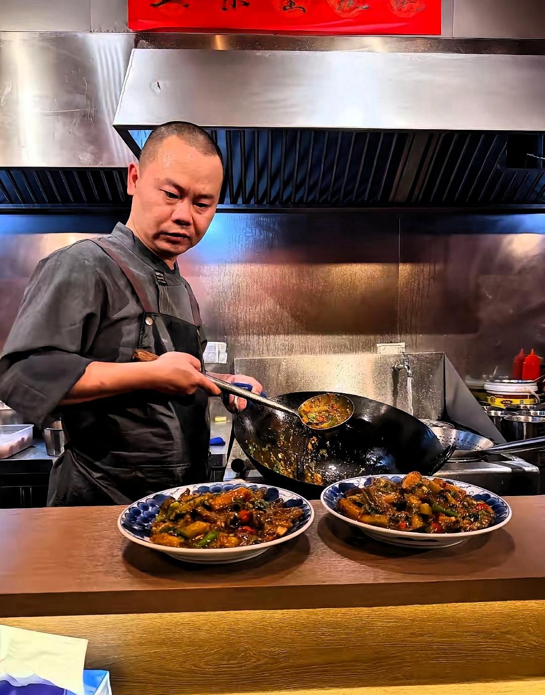 笑不活了！谁能想到，本该在烟火后厨猛火颠勺、重油重辣的川菜，居然搬进了专属的板前