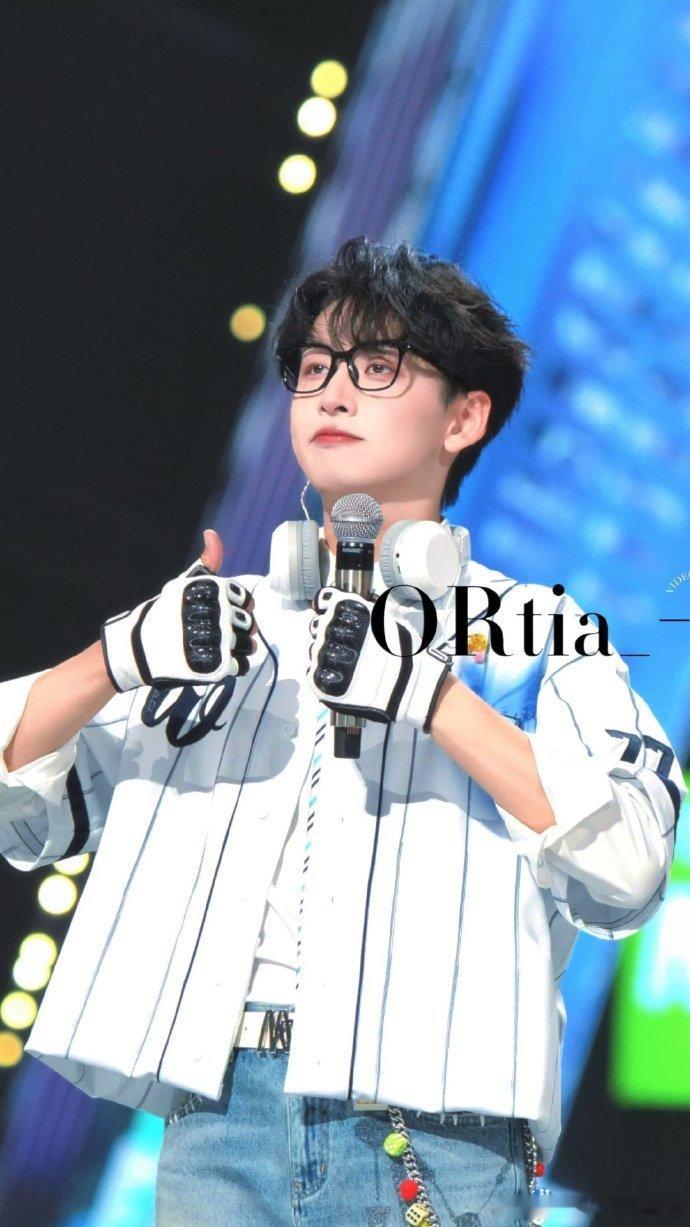 齐思钧以为打工实则放假海角88号齐思钧[超话]从节目里能看出齐思钧的细心，照顾嘉