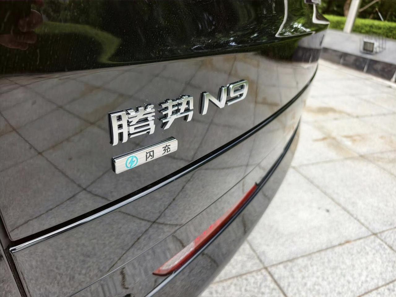 在遥远的上世纪90年代和本世纪初叶
燃油车为了凸显自己的技术先进度，会把用到的先