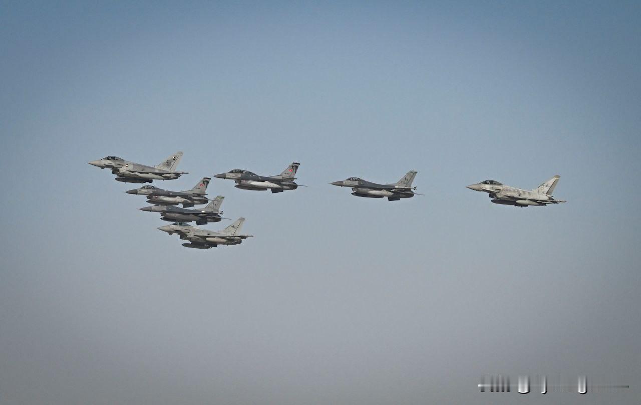 ⚔️🇶🇦🇺🇸 卡塔尔“凶猛猎鹰6”联合演习

美国中央司令部与卡塔尔武装