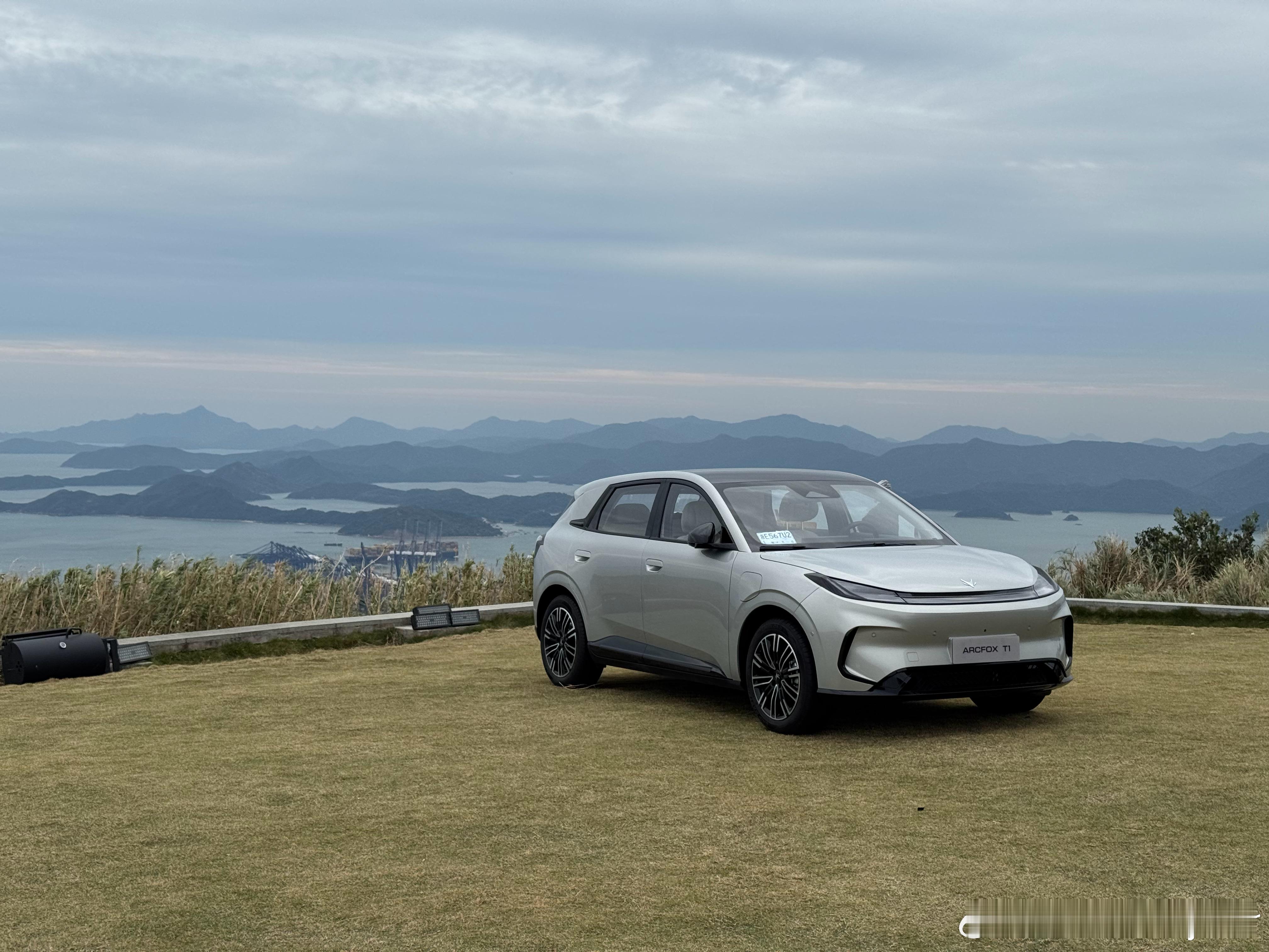 今天浅试了一下极狐T1，没想到这种6万多的A0级小车，整车的调校居然可以这么的棒