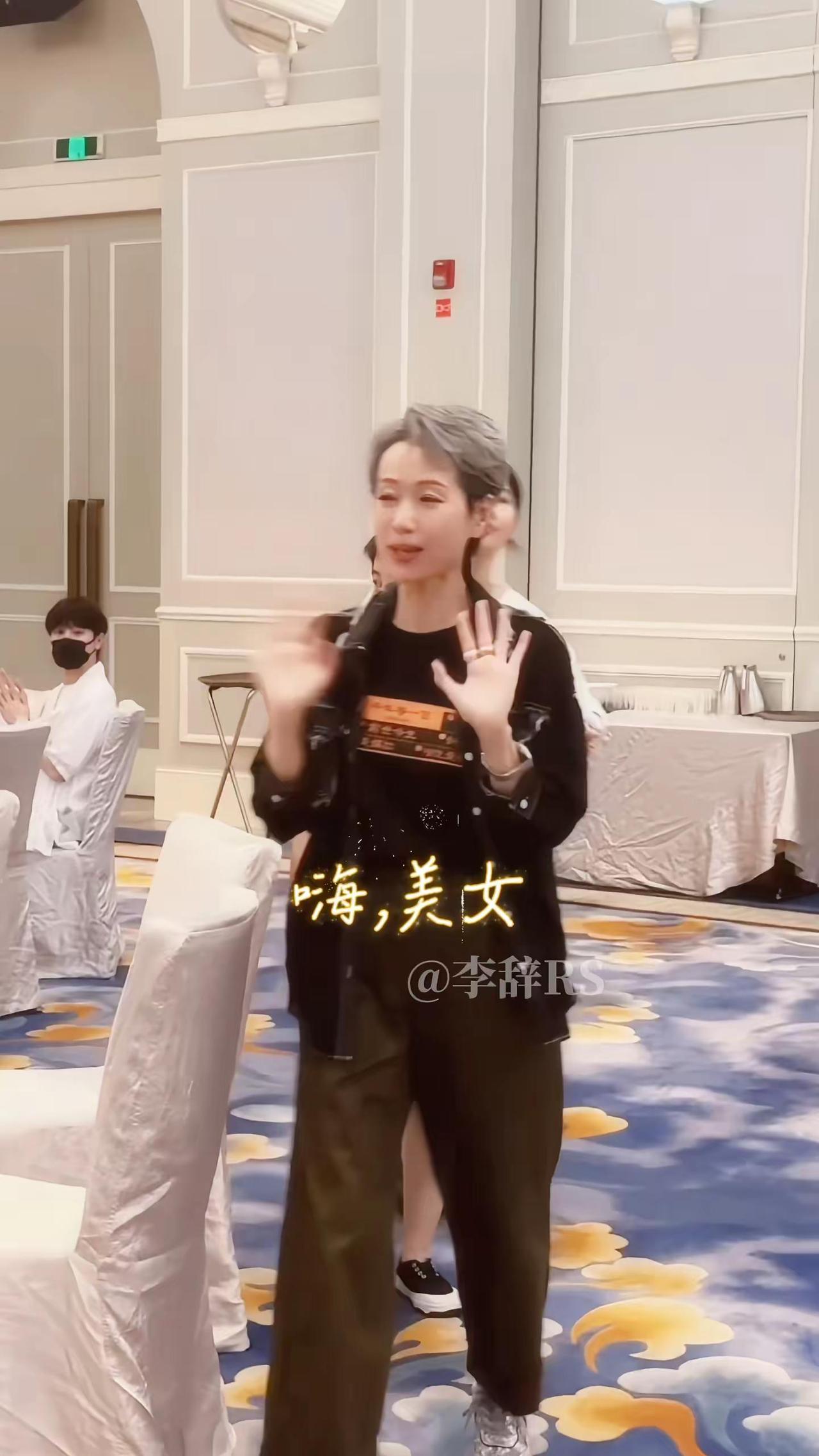 “嗨，美女”😝有位帅哥来啦！娘子，快来管管这位大帅哥啊😂🌸🌸🌸叶童 叶