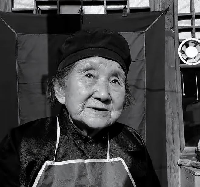1984年，一位北京扫地老妇向政府捐款24亿，这件事惊动了中央，但这位老妇只卑微