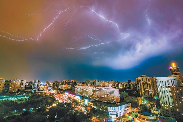 6月8日下午北京晴转多云，有分散性雷阵雨，局地强对流明显。雷雨时短时阵风可达8级