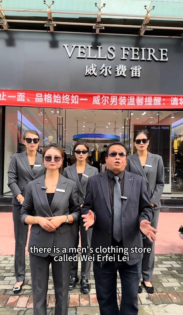 伊川民主街新开了家男装店，不靠洋名字，靠真本事。
90后本地小伙杨森，砸300万