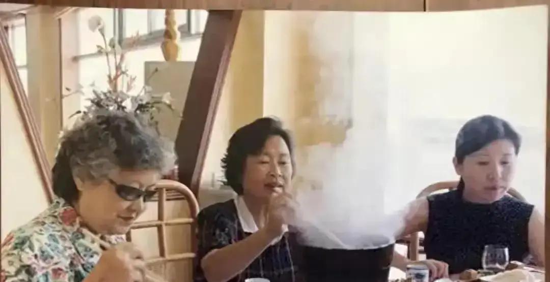 69岁，她还在纽约涮火锅
 
筷子夹起一片薄羊肉，在滚汤里晃三圈，蘸满麻酱，香菜