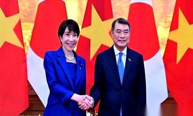 日本首相高市早苗这趟越南之行，桌上的协议签了六份，握手照片拍得一张比一张热络。