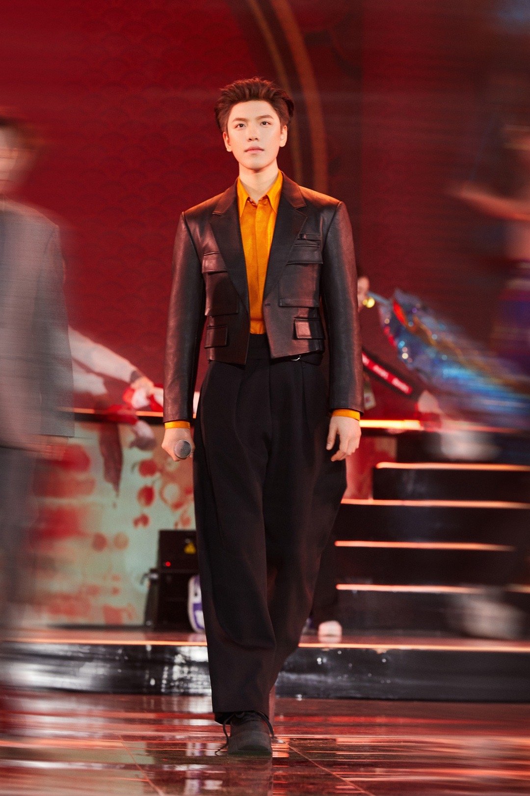 #王子异首登百花迎春# 新春第一次惊艳是给的！《龙行天下》舞台上的他，用歌声让我