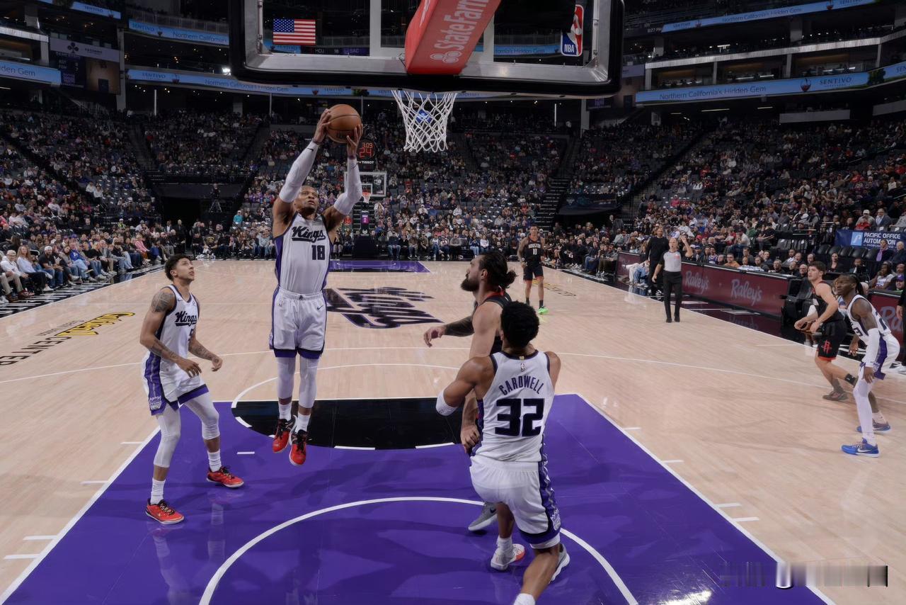 国王真的是铁杆湖人侠啊，今天111:98又赢了火箭！重点是明天背靠背还要打湖人，