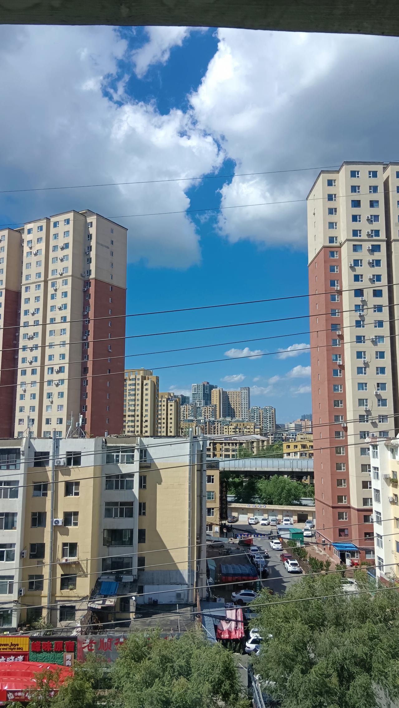 随手拍下窗外的天空，云朵洁白，晴空透亮。平凡日常，也有小美好。