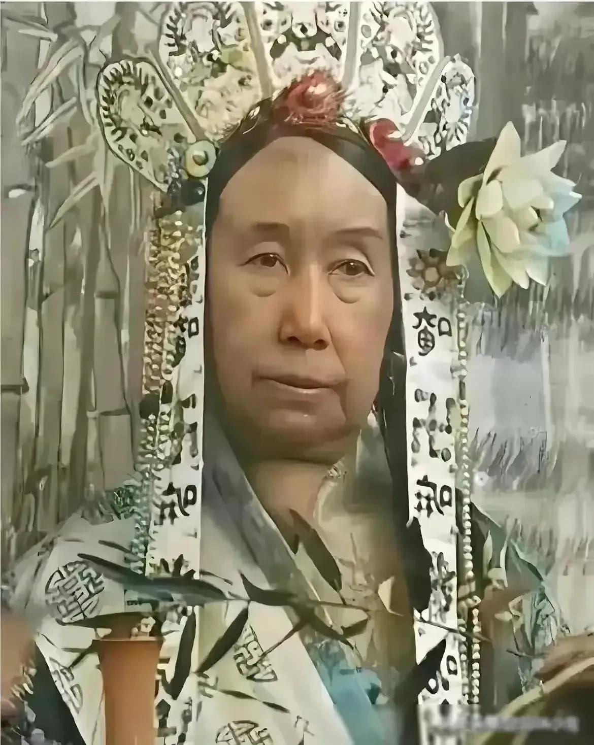 这便是慈禧太后真实的样貌，并非演员所扮，实乃历史遗痕，清晰可辨！此照摄于1895