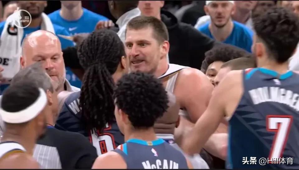 约老师眼神杀爆了！雷霆这动作真的脏到离谱？
 
雷霆对阵掘金，亚历山大复出本是强