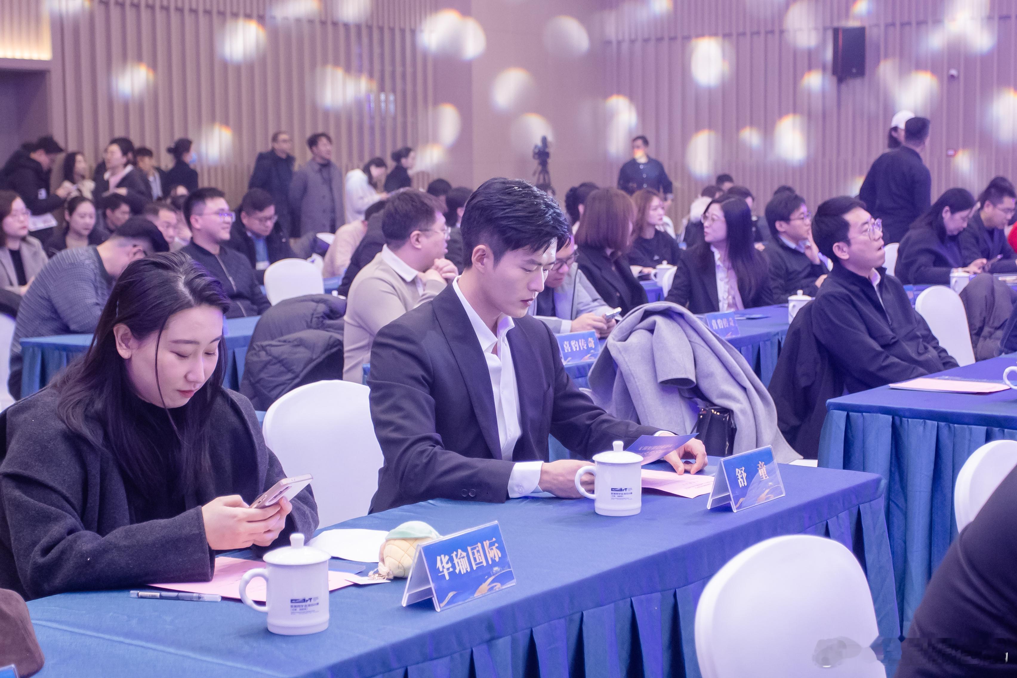 玉茗茶骨 之前都是看舒童演霸总，这一次饰演忠犬管家，这个人设太会了吧，这样的优秀
