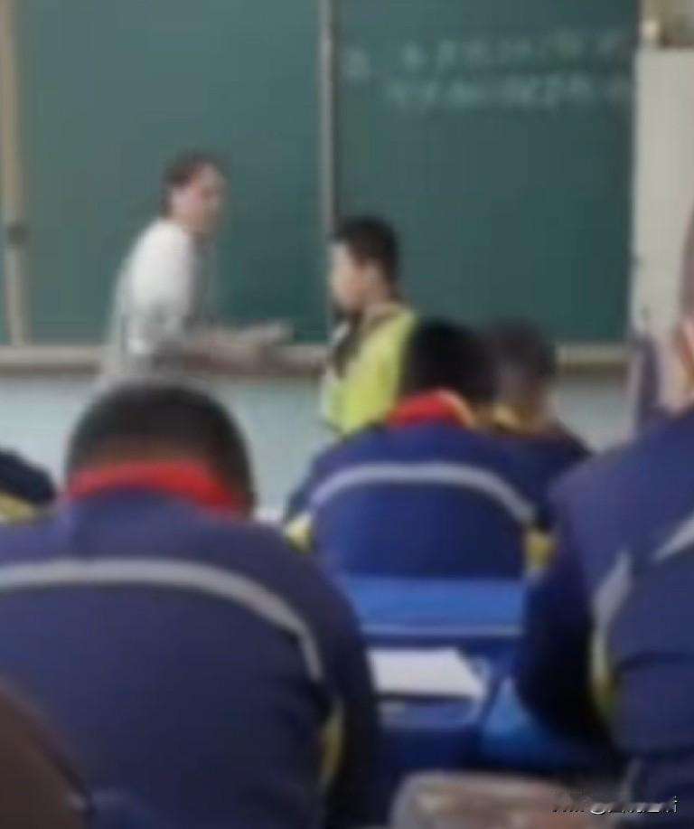 老师脚踹、掌掴学生引发社会关注！5月19日，有网友发布视频称，一女教师在讲台连续