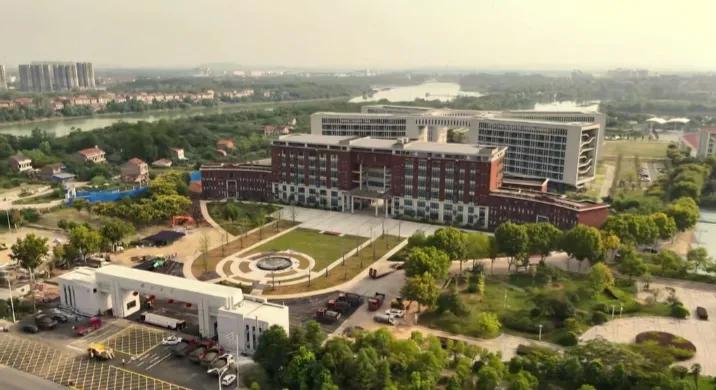 湖大2800元招硕士保卫岗 校方回应竟藏大反转
 武汉的硕士小李刷着招聘信息，突