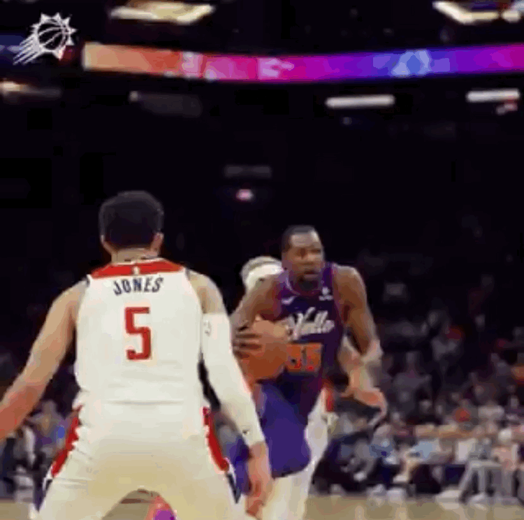 杜兰特这一记突破暴扣，赢得了球迷的一阵喝彩，作为一名进入NBA的16年“老兵”，