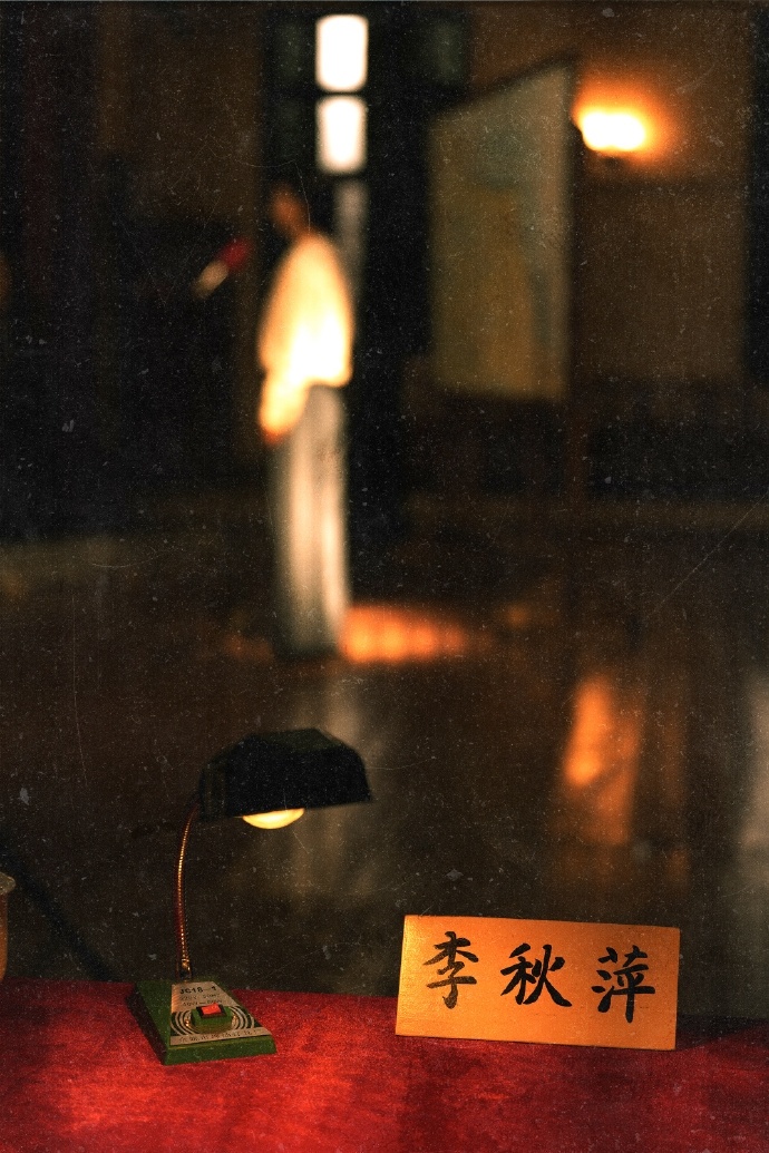 赵丽颖李秋平眼神照  赵丽颖周一片场记录 赵丽颖周一片场记录，在片场昏黄的灯影下