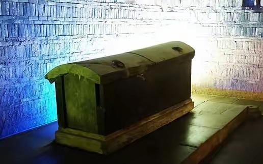 1945年，王绍义终于用炸药炸开了康熙帝景陵的地宫。当尘埃散去，六口棺椁如同沉睡