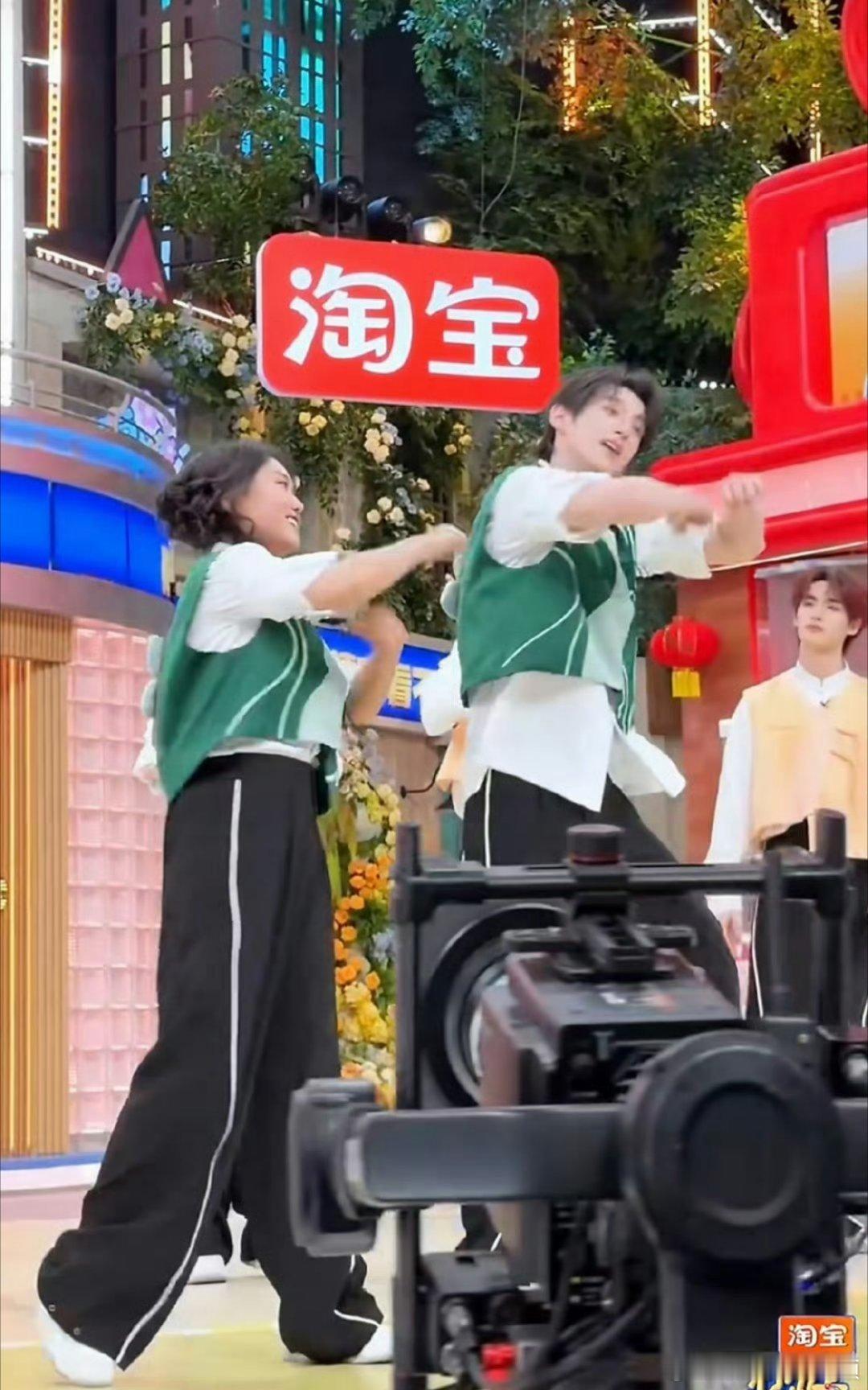 谁看了不嗑！雪琴伟明双人舞年下感化学反应炸场🔥李雪琴赖伟明双人舞年下感拉满你好