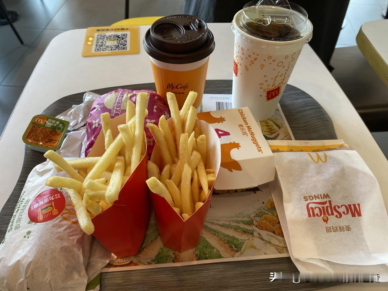 感觉这个服务区好大，还有美食街和很多外国人。