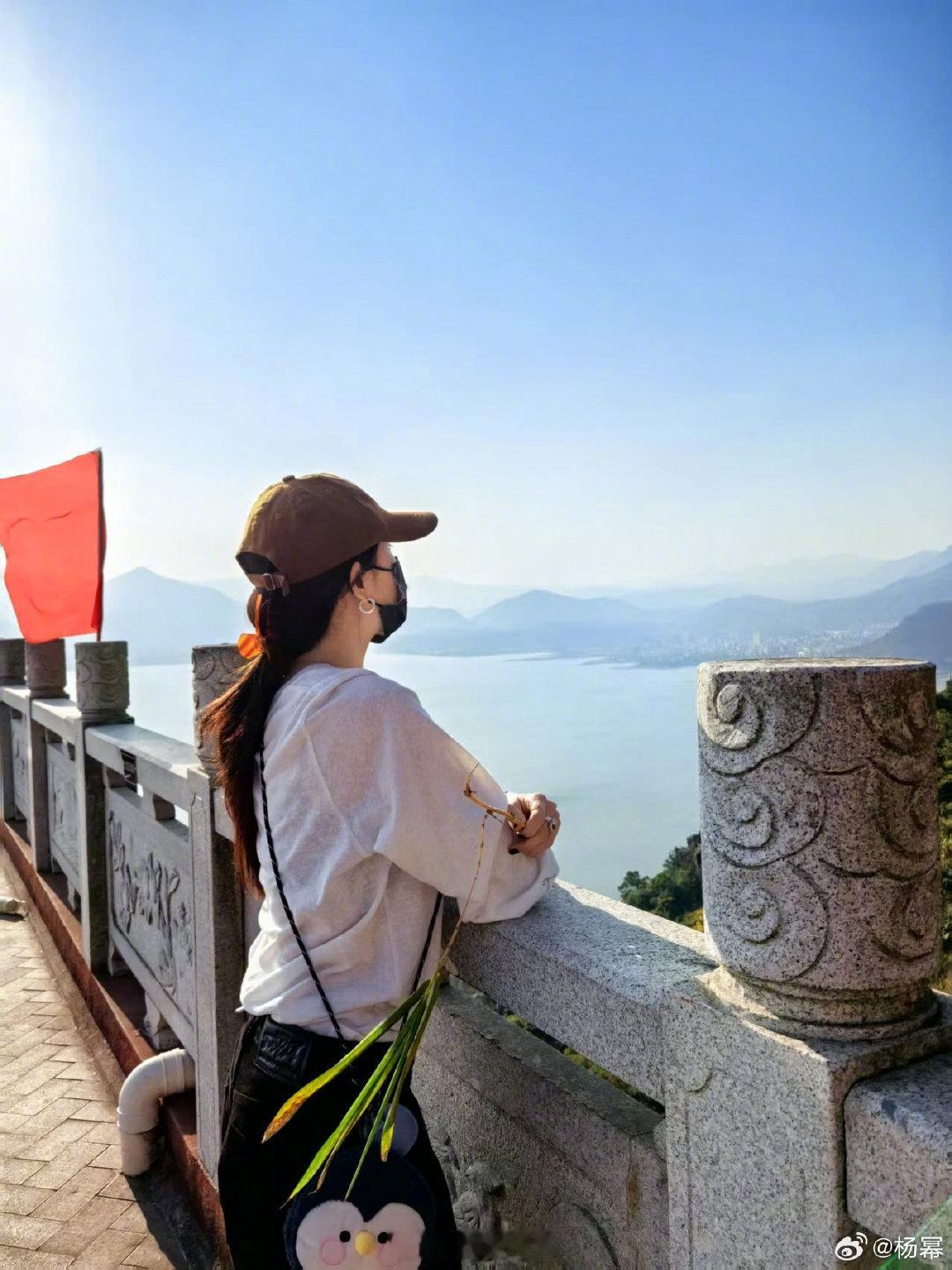 杨幂像个旅行青蛙一样又寄来旅行明信片啦！人美景色也美，四舍五入和幂幂旅游咯~ 