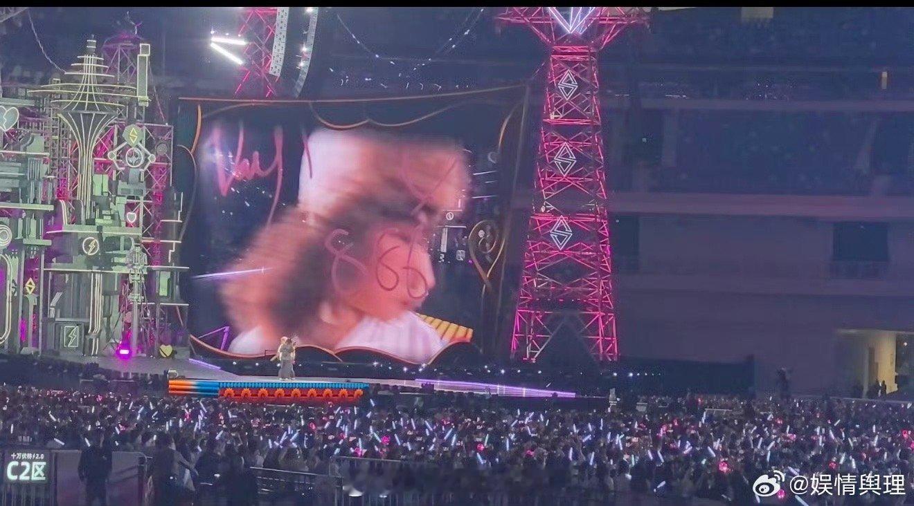 看着像用座机拍的复古质感，其实是用最新款手机拍出的抽象艺术！摄影师出来解释下是不