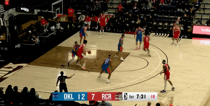 杨瀚森地位随便打身高优势明显，轻松勾手打进




杨瀚森被下放到发展联盟，面对