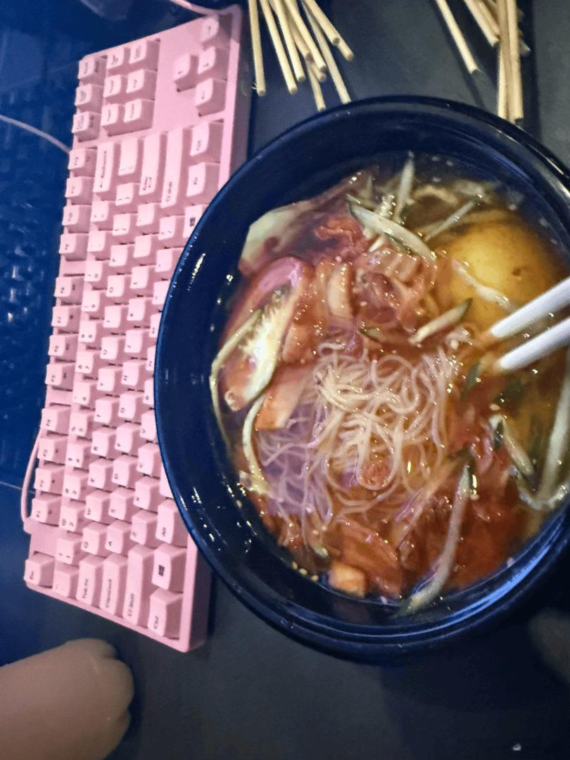 享受宵夜时间，战胜BLG后Tian社媒晒出吃冷面照