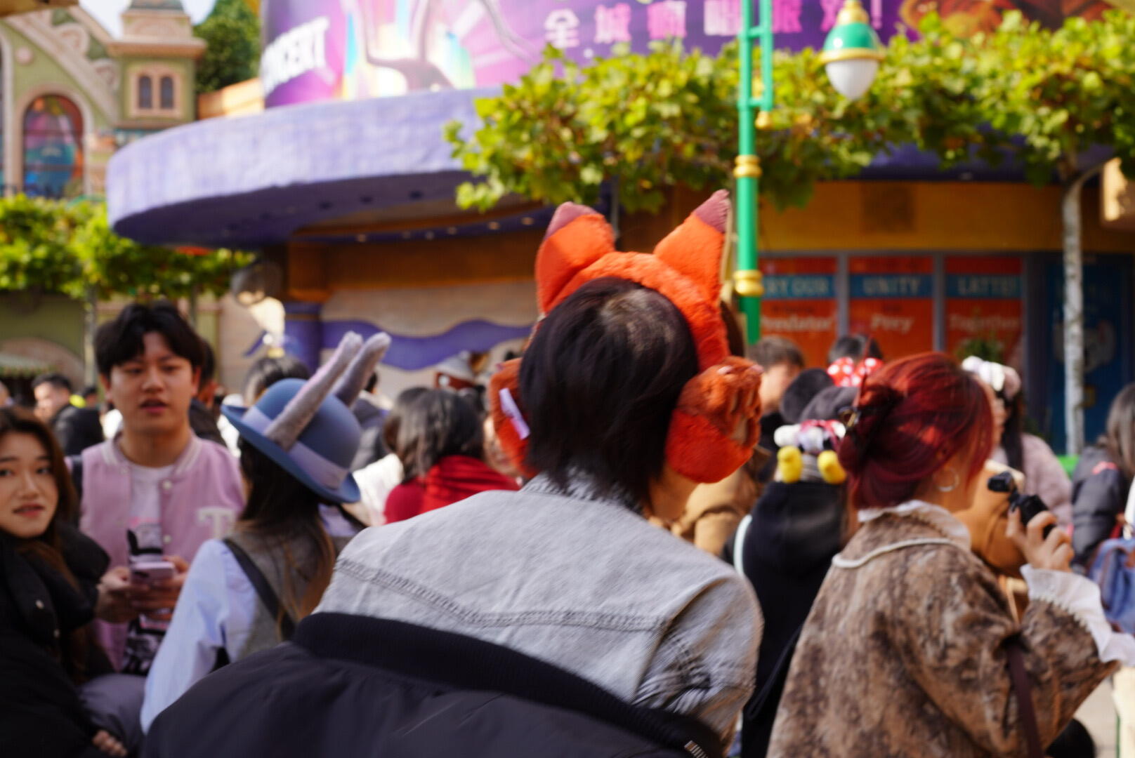 上海迪士尼偶遇刘宇 网友在上海迪士尼偶遇刘宇了！本人脸超级小超精致的帅哥偶遇到的